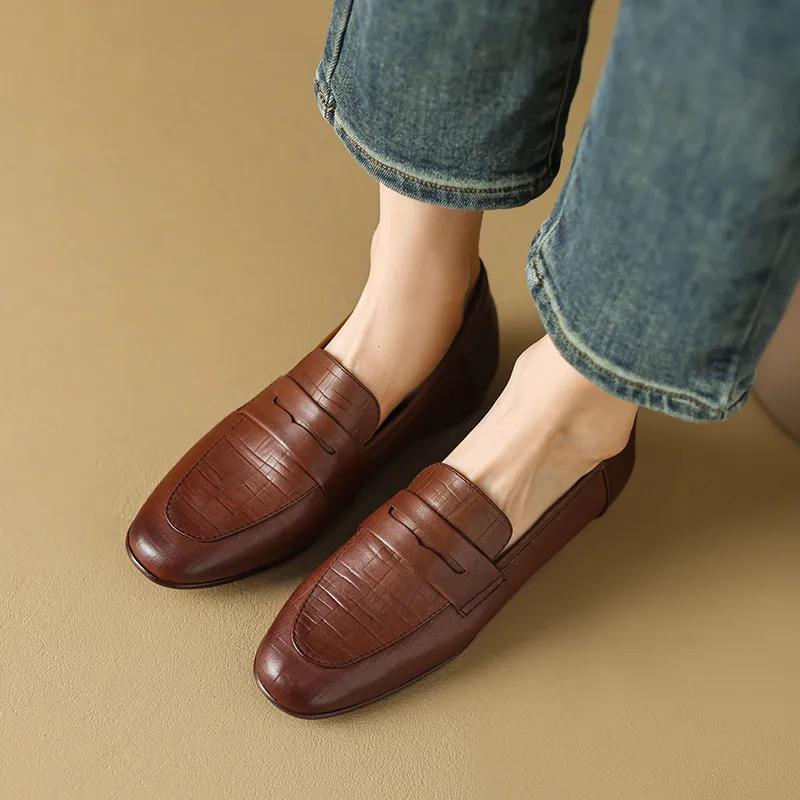 Retro style low heel genuine leather pumps for women - Image 3