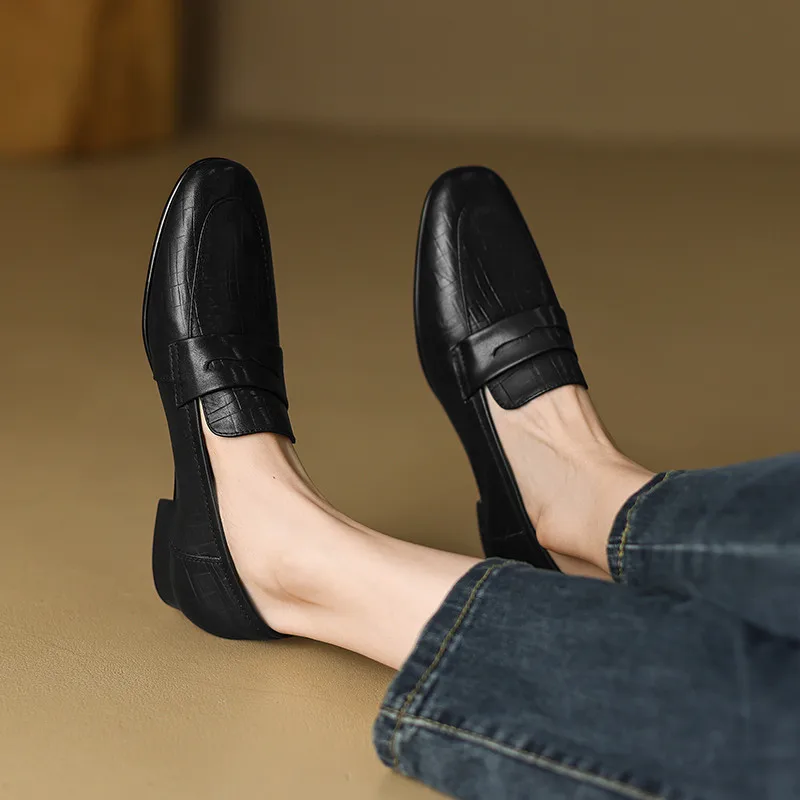 Retro style low heel genuine leather pumps for women - Image 2