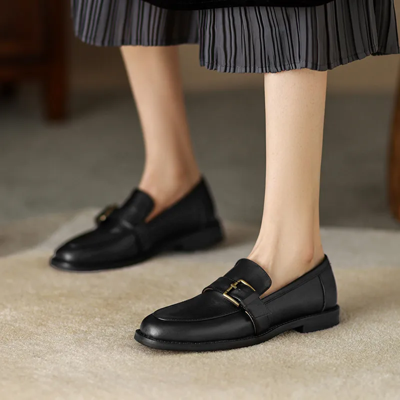 Retro classic leather pumps with buckle and low heels - Image 9