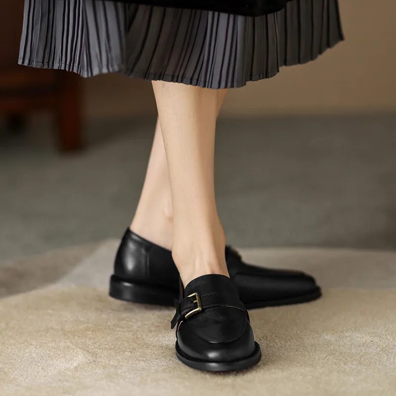 Retro classic leather pumps with buckle and low heels - Image 10
