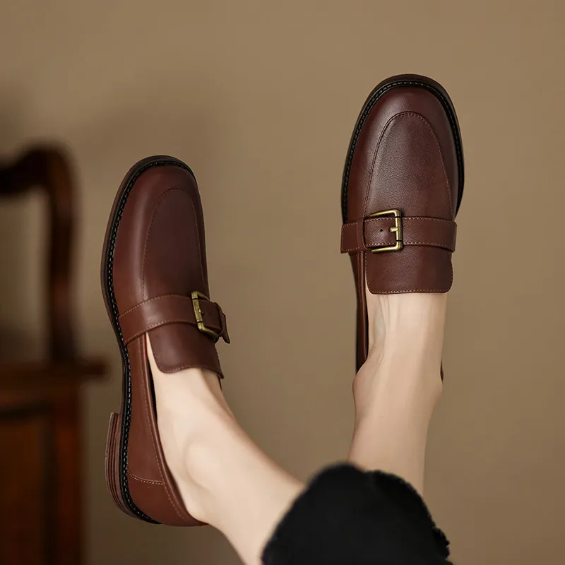 Retro classic leather pumps with buckle and low heels - Image 3