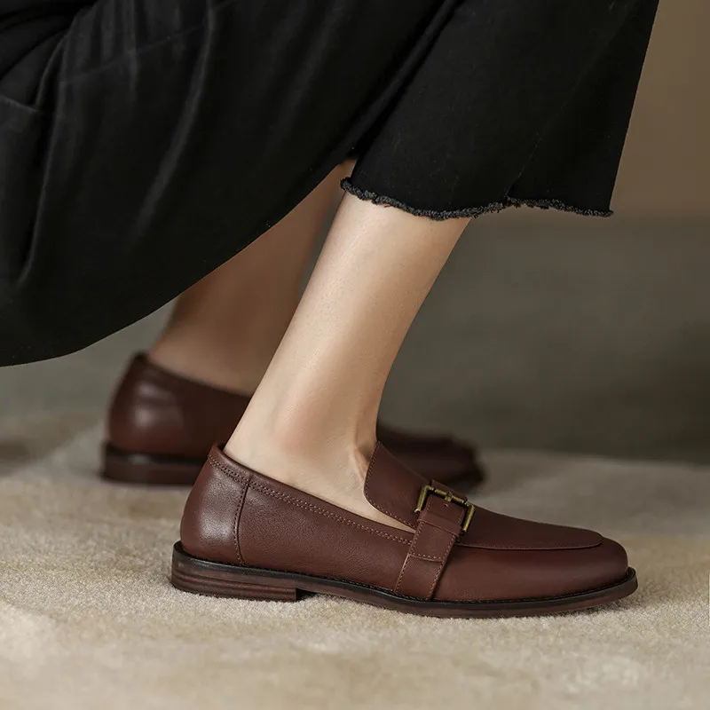 Retro classic leather pumps with buckle and low heels - Image 12