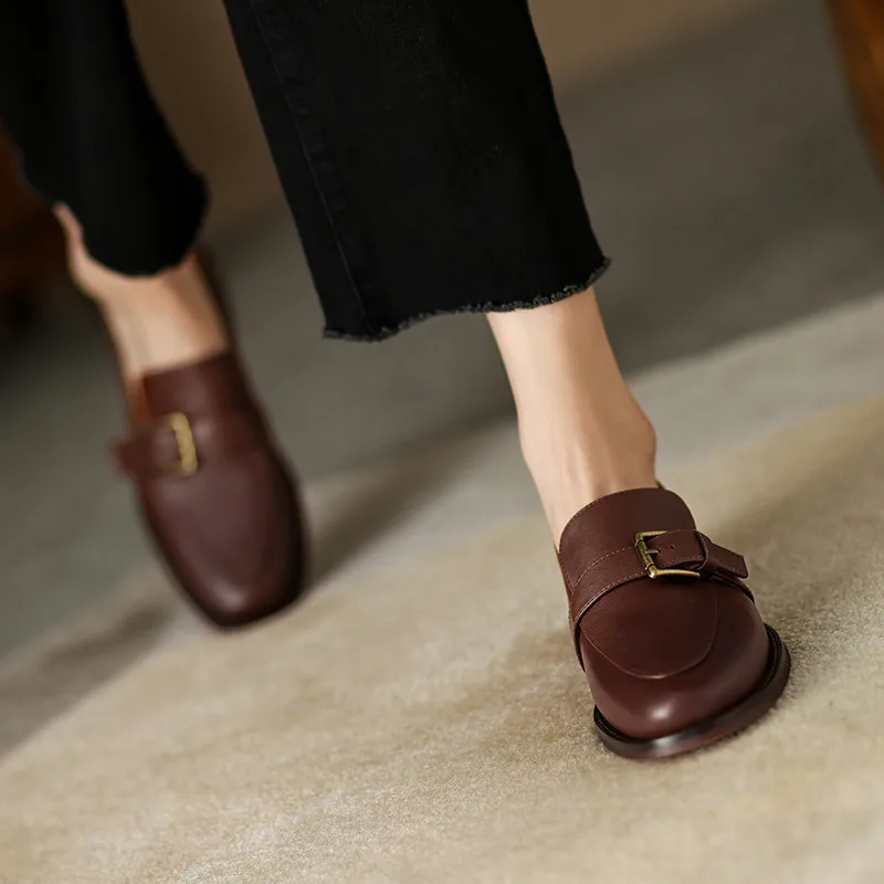 Retro classic leather pumps with buckle and low heels - Image 11