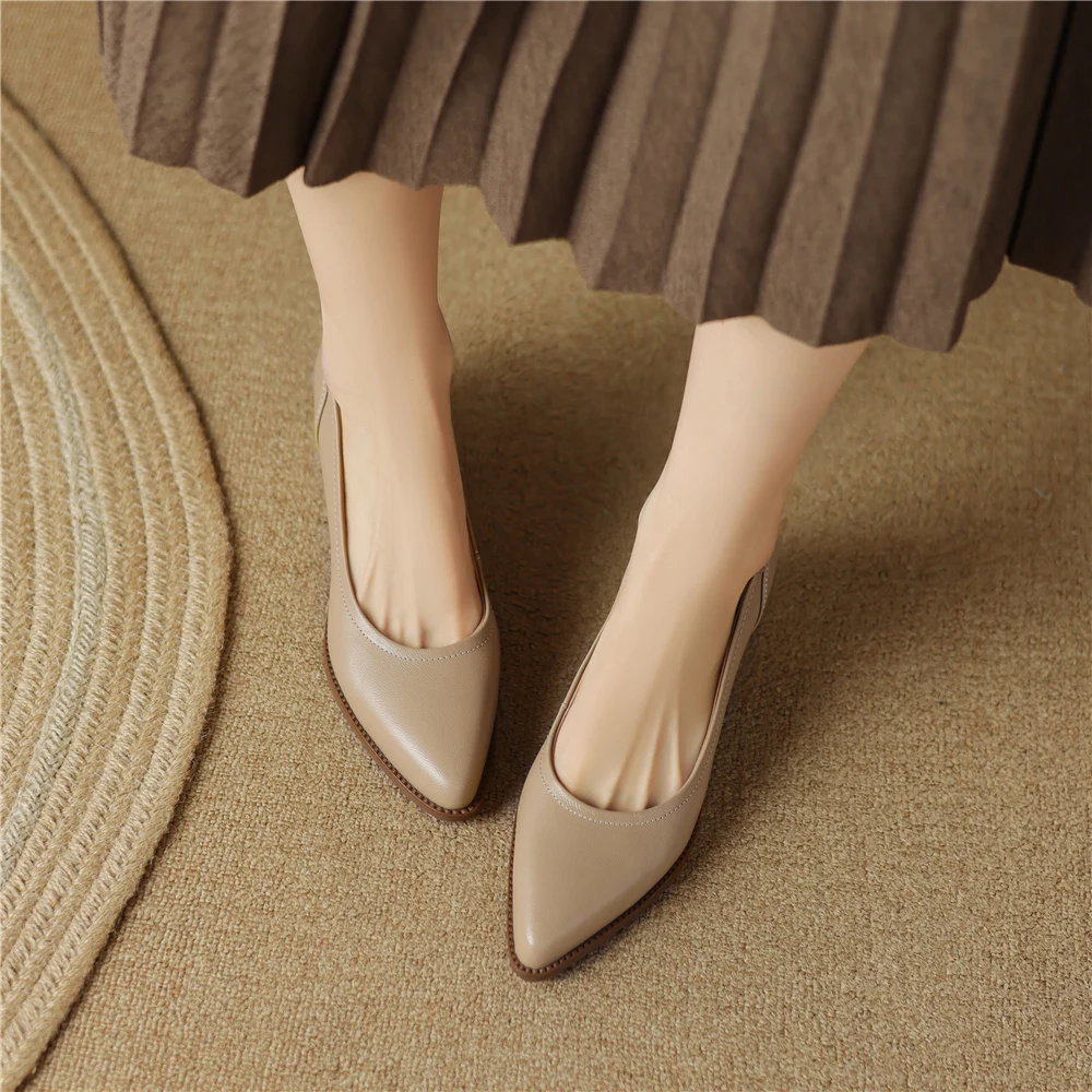 Vintage thick heels pointed toe leather pumps - Image 3