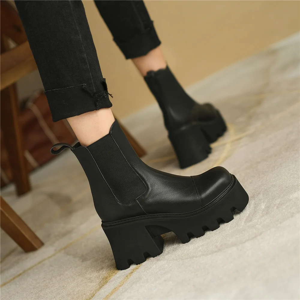 Thick high heel ankle boots in genuine leather - Image 5