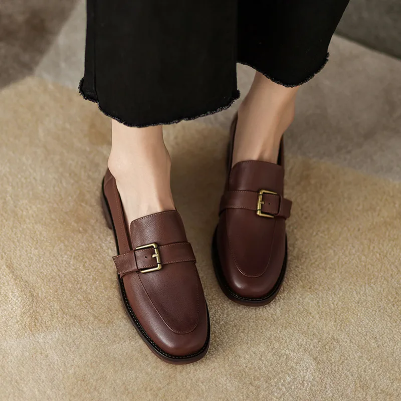 Retro classic leather pumps with buckle and low heels - Image 2