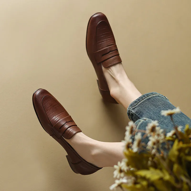 Retro style low heel genuine leather pumps for women - Image 5