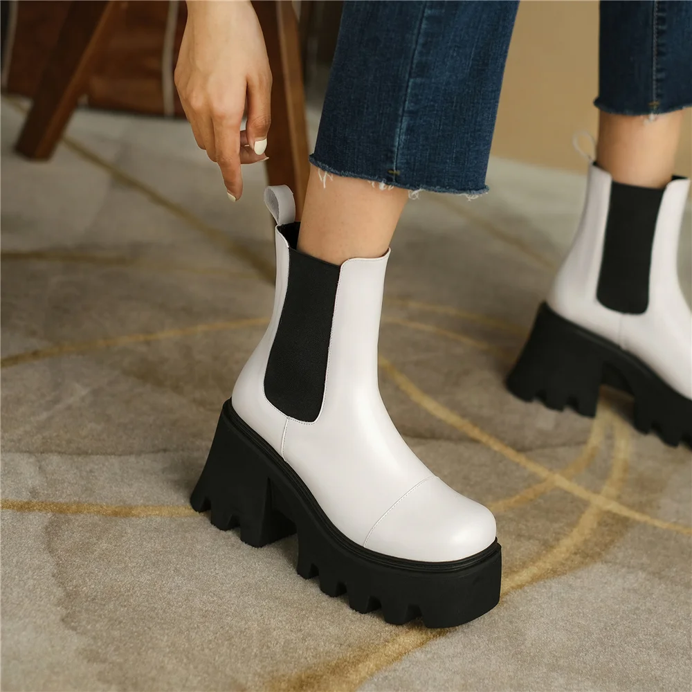 Thick high heel ankle boots in genuine leather - Image 10