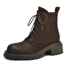 Leather snow boots with thick heels and furry lining