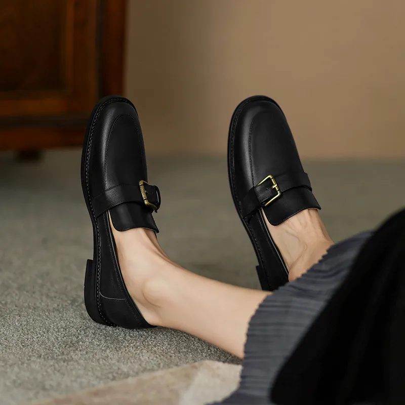 Retro classic leather pumps with buckle and low heels - Image 4