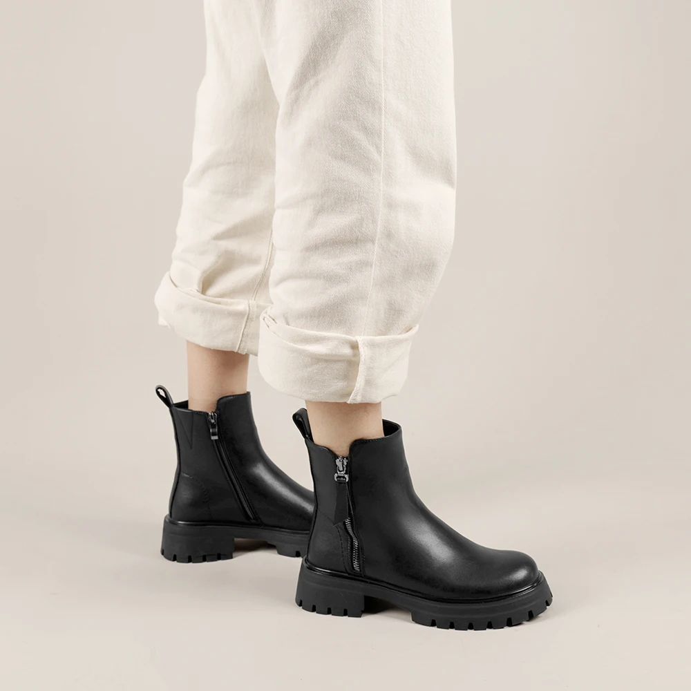 Casual ankle boots with side zipper and block heels - Image 6