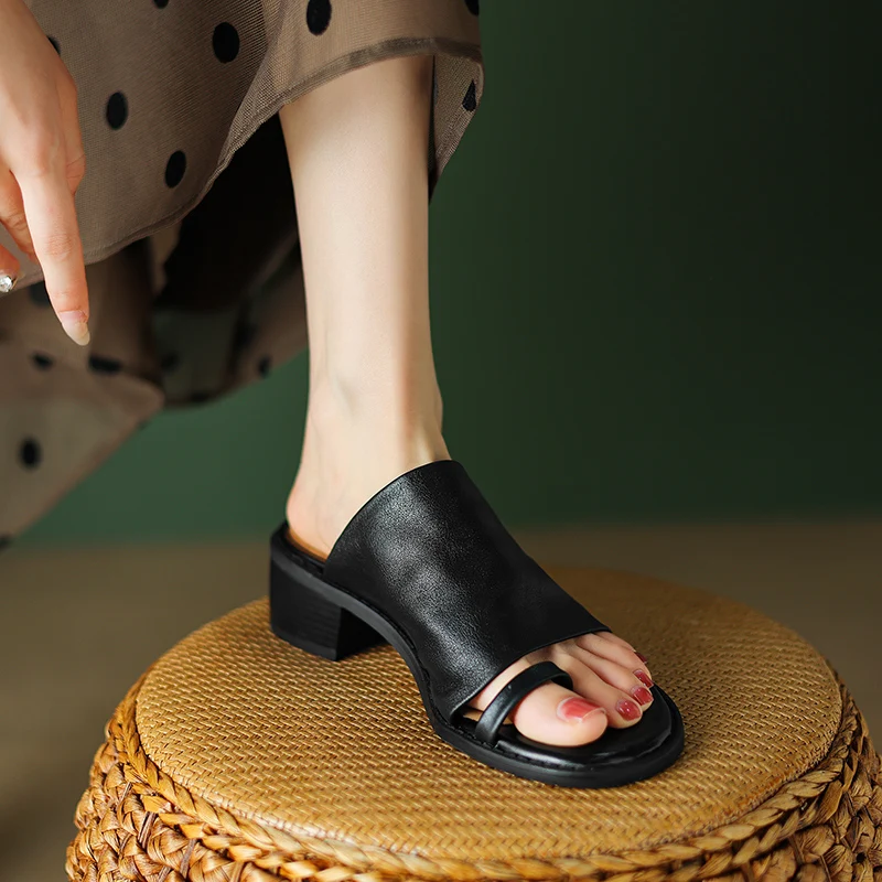 Vintage chunky leather sandals with thick heels - Image 3