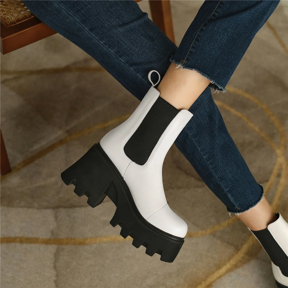 Thick high heel ankle boots in genuine leather - Image 3