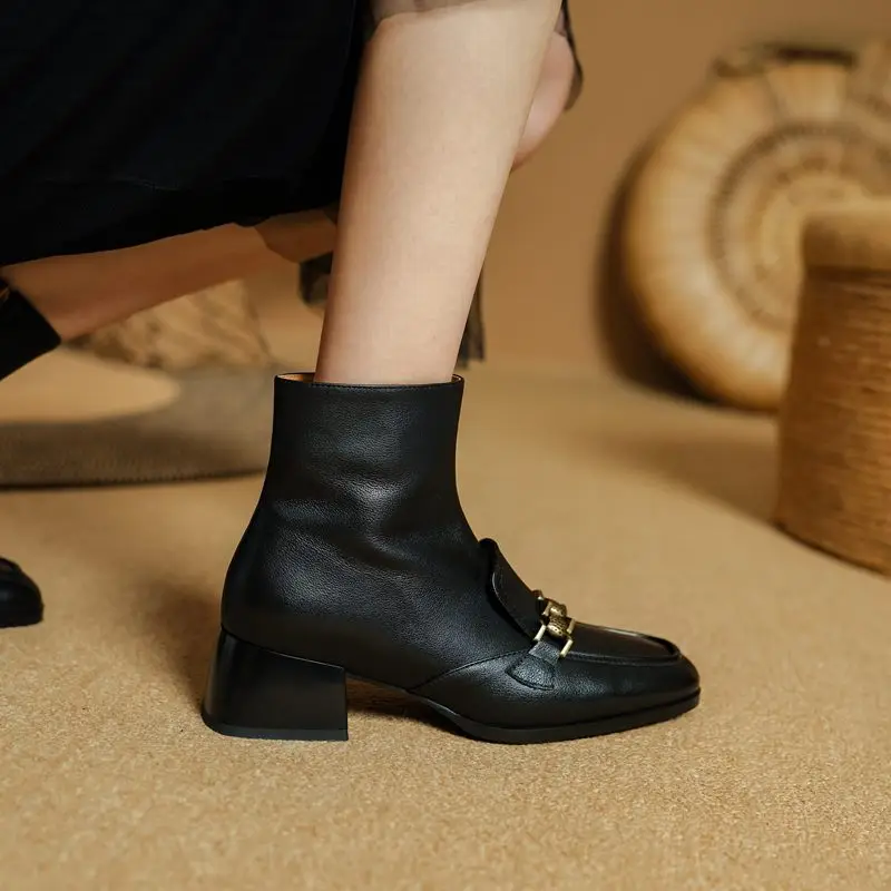 Genuine leather ankle boots with zipper and mid heels - Image 8